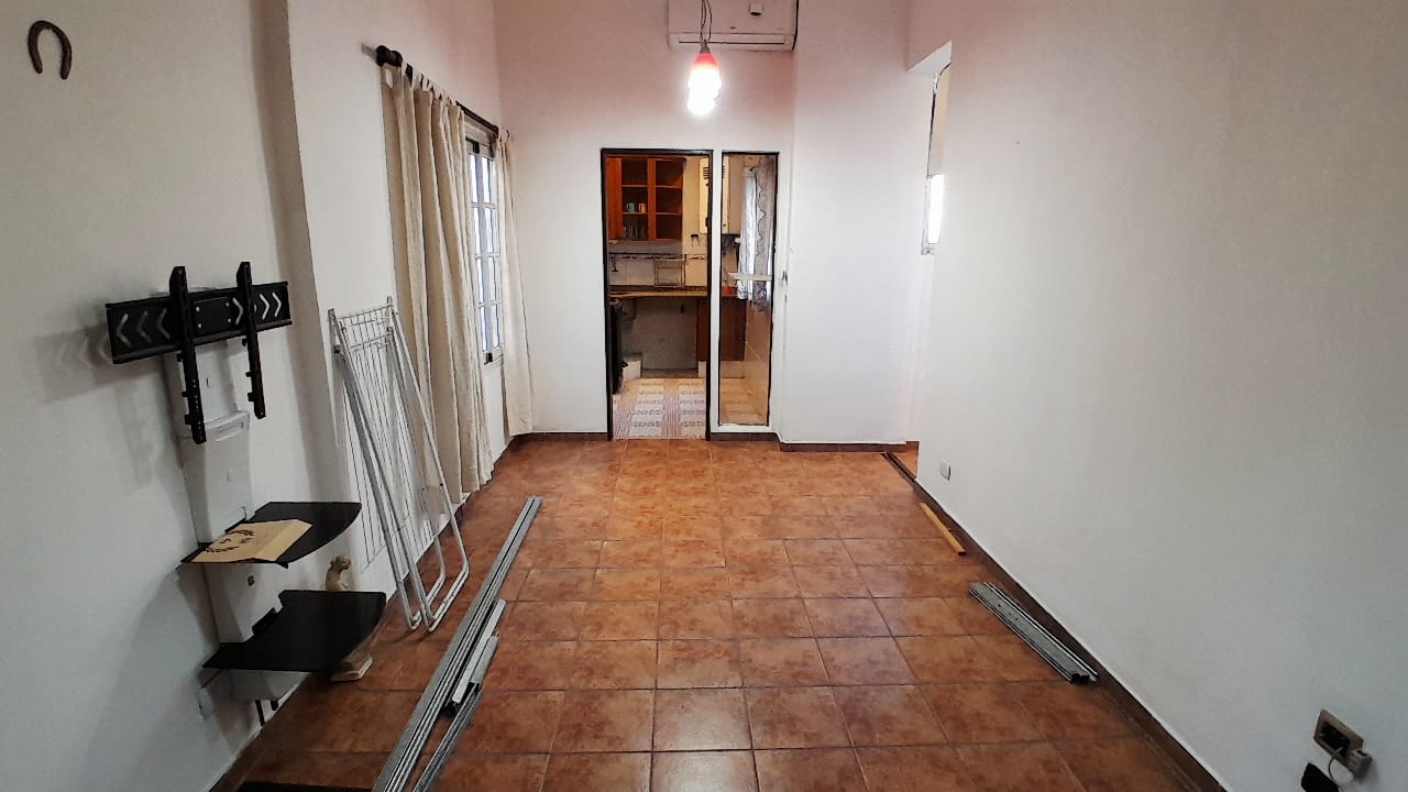 Departamento de 3 ambientes en VENTA (1er piso por escalera) -Zona Boedo- V. Liniers 1400