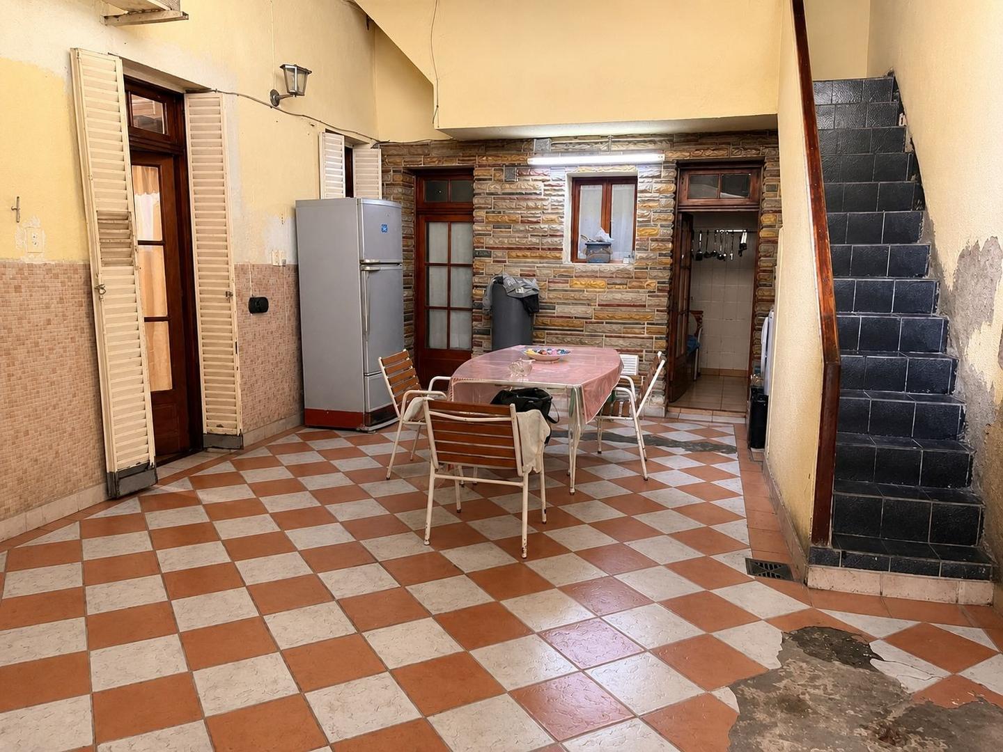 Departamento tipo casa de 3 ambientes y medio con terraza y patio en VENTA- Zona Boedo