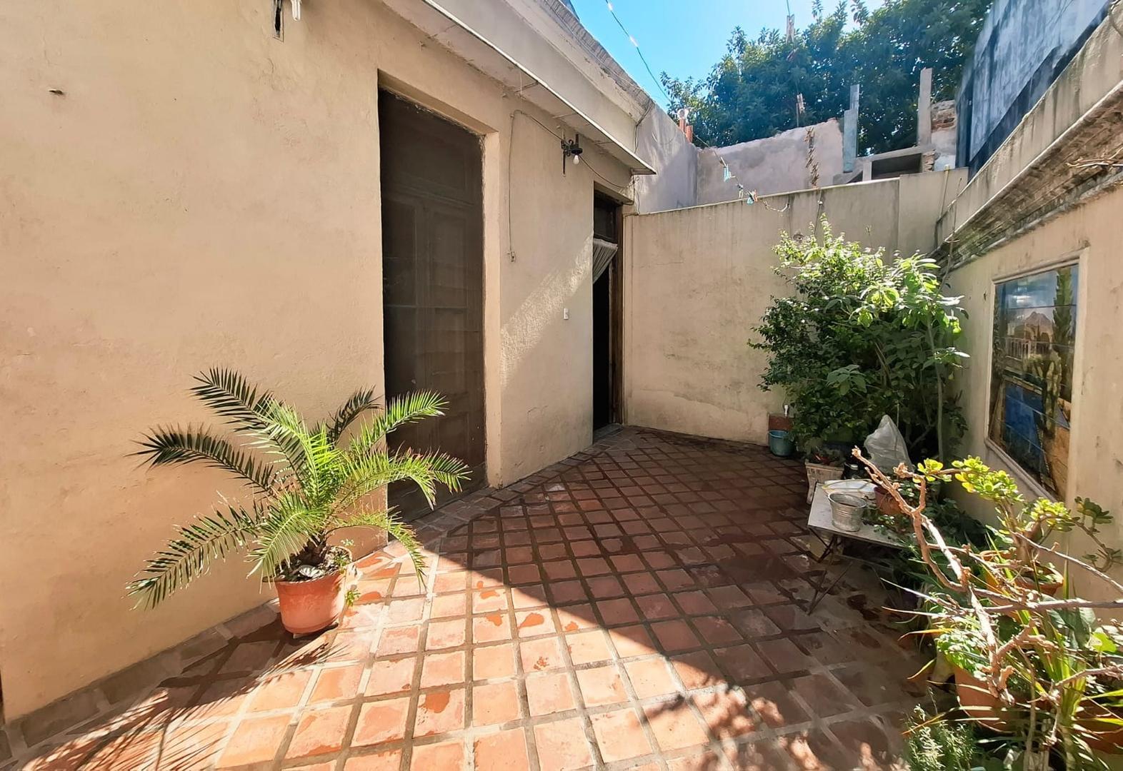 Departamento tipo casa de 3 ambientes + Local en VENTA- Zona Boedo