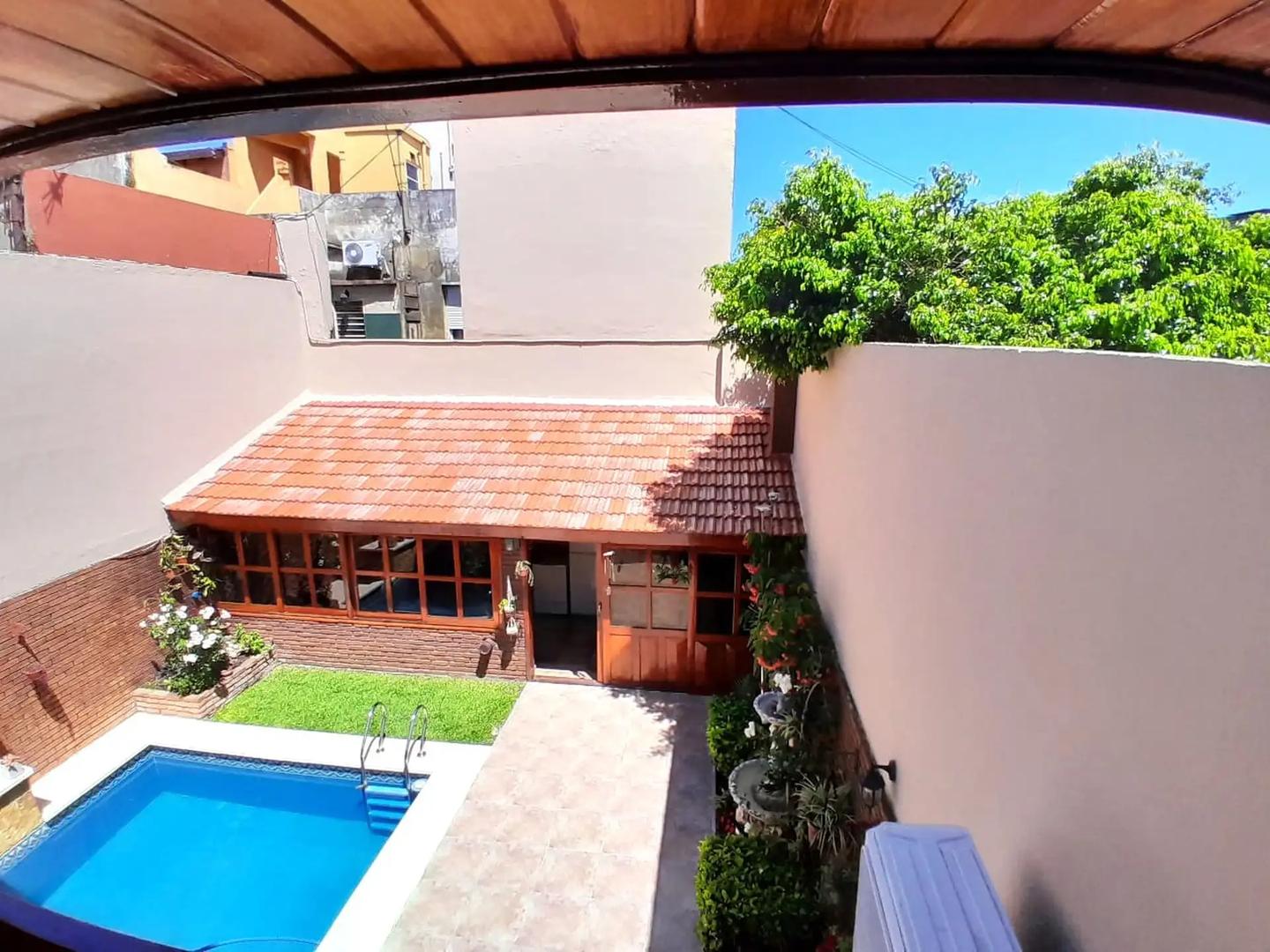 Casa de 4 ambientes con cochera, fondo y pileta en VENTA- Zona Parque Chacabuco